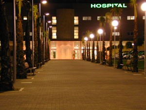 Foto Nocturna de la entrada del hospital