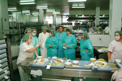 Personal de enfermería en la visita a la cocina del hospital