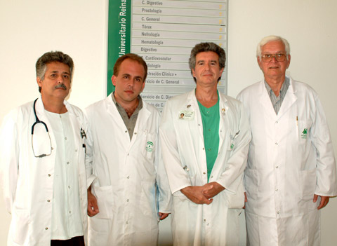 El dr. Salvatierra junto a profesionales cubanos