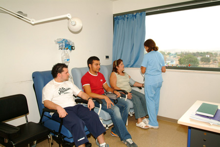 Pacientes sometiendose a una prueba de alergia