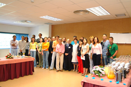 El equipo de dirección del Hospital Universitario Reina Sofía con responsables, periodistas y otros profesionales de los medios de comunicación.