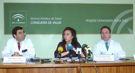 El Dr. Benito junto con la Consejera de Salud y el director médico del hospital