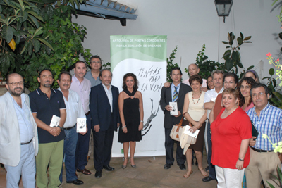 Algunos de los poetas que participan en la antología junto a la delegada de Salud y el gerente del hospital