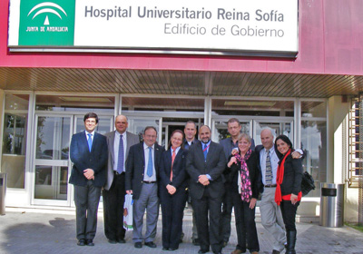 La delegación israelí posa junto a los directivos del Hospital Reina Sofía. 