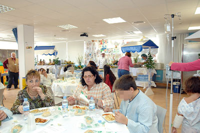 Niños y familiares prueban el buffet en la Ciber@ula. 