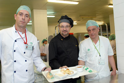 El jefe de cocina del Parador de Córdoba muestra el menú. 