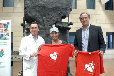 Pitingo acompañado por el coordinador de trasplantes y el director económico administrativo. 