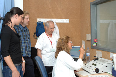 Los profesionales en la consulta de audición.