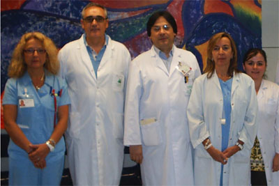 El doctor Paniagua, en el centro y a la derecha, junto a algunos de los investigadores.
