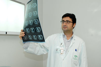 El doctor Algar en una de las consultas de Cirugía Torácica