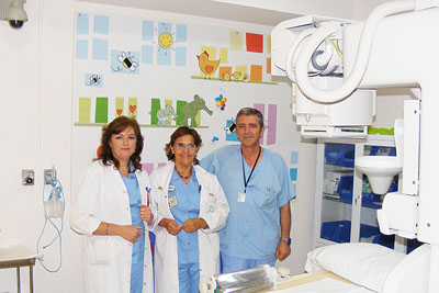 La autora del proyecto, María del Carmen Ramírez, en el centro, junto a responsables de Enfemería del hospital.