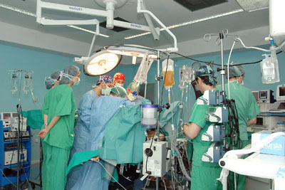 Profesionales realizan uno de los trasplantes.