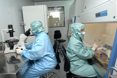 Profesionales trabajando en las salas blancas