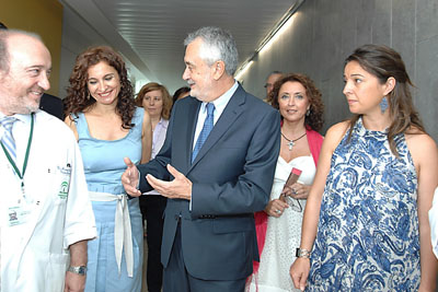 El Presidente Griñan junto al Dr. Aranda, Gerente del hospital y autoridades en su visita el Centro Sanitario Carlos Castilla del Pino