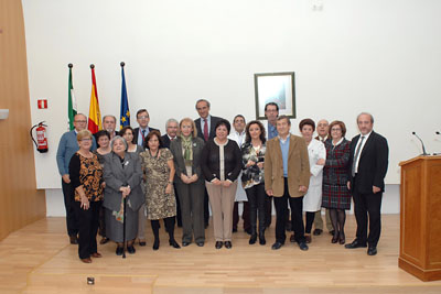Mª Isabel Baena, delegada de Igualdad, Salud y Políticas Sociales junto al equipo de dirección del hospital y profesionales administrativos jubilados