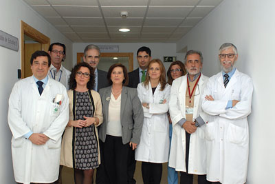 Responsables sanitarios en su visita a las nuevas instalaciones para ensayos clínicos