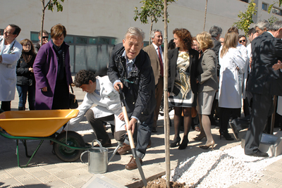 El oftalmólogo José María Gallardo también quiso colaborar en la plantación del naranjo