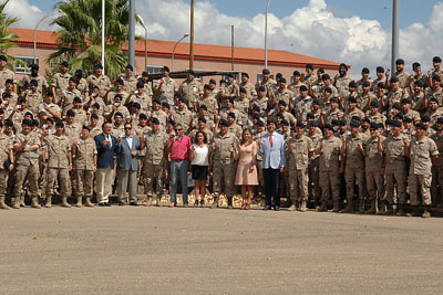 El general jefe de la brigada, en el centro, responsables sanitarios y militares muestran su tarjeta de donante