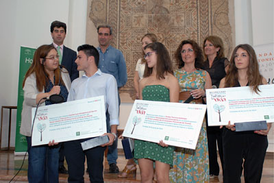 Autoridades, responsables sanitarios y alumnos premiados, en la Fundación Gala