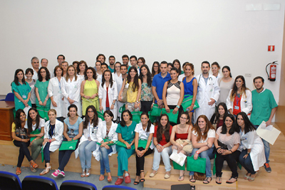 Responsables sanitarios junto a los residentes que se incorporan al Hospital Reina Sofía