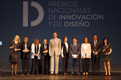 Galardonados junto a los Reyes y responsables institucionales. 