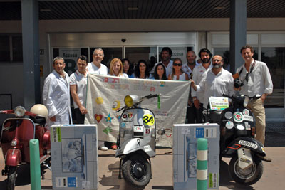Responsables del hospital, de la AECC y moteros muestran la pancarta realizada por los niños del Hospital Reina Sofía