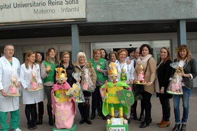 Profesionales del hospital y de la AECC muestran los príncipes y princesas que han recibido los niños ingresados