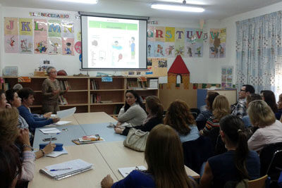 La enfermera Paz Bayón, en su encuentro con docentes y padres para informar sobre hemofilia