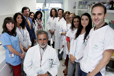 El doctor Collantes, en el centro, junto al resto de su equipo de investigación