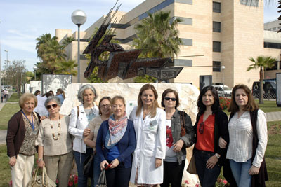 La gerente con mujeres de la asociación de fibromialgia