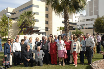 La Asociación de Mayores del hospital junto a la escultura
