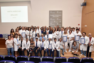 Foto de familia de la acreditación de 11 UGC del Hospital Reina Sofía