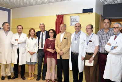 Foto de familia con algunos de los profesionales que fueron residentes con el doctor Pera, compañeros del Hospital, la viceconsejera de Salud y la directora gerente del Hospital.