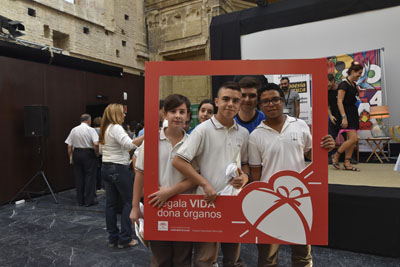 Alumnos animando a donar órganos