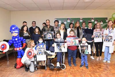 En la imagen, algunos de los niños y profesionales que protagonizan el calendario del hospital