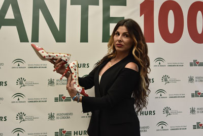 La diseñadora muestra su creación