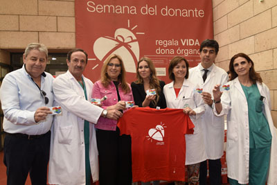 Pacientes, profesionales, autoridades y famosos posan cada día con el carné del donante