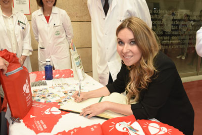 La cantaora onubense firma en el libro de oro de la donación