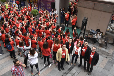 responsables del Hospital y del Gran Teatro minutos antes de comenzar el Flashmob responsables del Hospital y del Gran Teatro minutos antes de comenzar el Flashmob