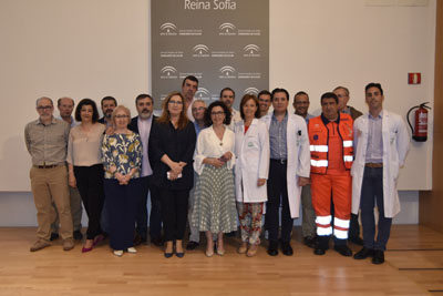 Autoridades y Profesionales antes de comenzar la presentación del segundo procedimiento de atención al icus en córdoba