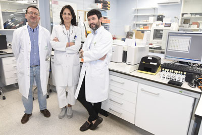 Los doctores Rafael González, Aurora Jurado y Juan Molina