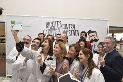 Profesionales del hospital, delegada y paciente haciéndose un selfie