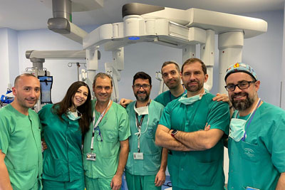 Equipo de cirujanos torácicos, anestesistas e personal de enfermería que ha participado en la intervención