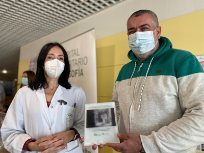 Elena Mateo y Chencho Martínez con el mes de abril