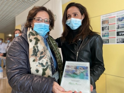 Toñi Santos y Patricia Cachinero con la foto de la lavandería del mes de julio