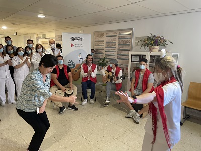 Enfermera y paciente bailan una rumba en la tercera planta de hospitalización