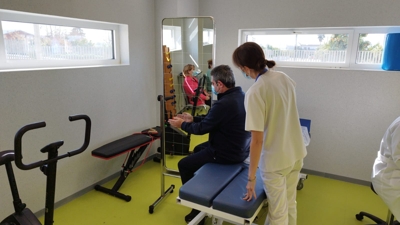 Paciente recibiendo rehabilitación en gimnasio del Hospital Palma del Río