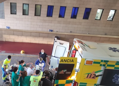 Asistencial del bebé conectado a ECMO a su llegada al Hospital Reina Sofía