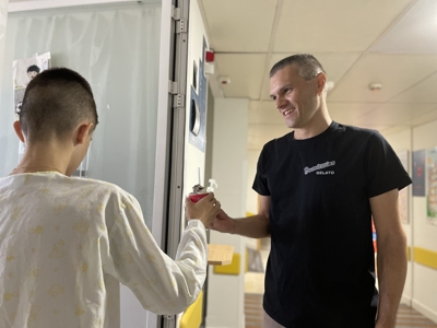 Daniele entrega su helado a un paciente hospitalizado
