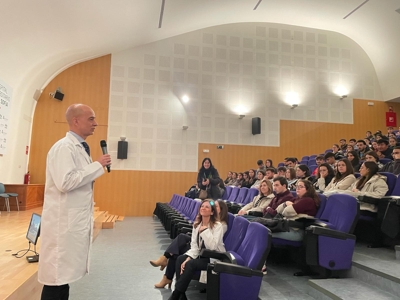 El gerente del Hospital Reina Sofía da bienvenida al alumnado de Ciclo Superior de FP